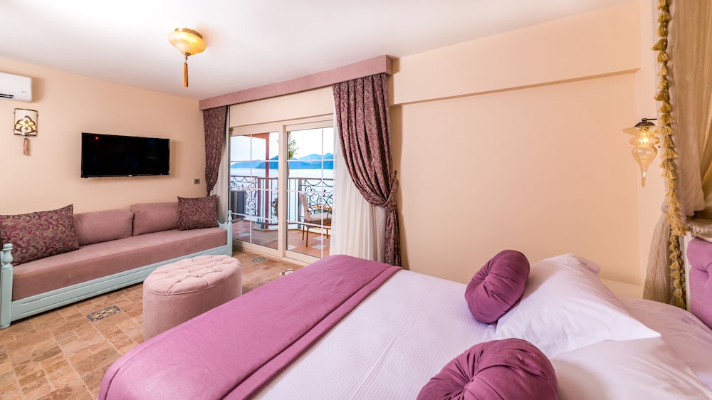 STANDARD, DOUBLE OR TWIN BED, BEACH FRONT, PARTIAL SEA VIEW