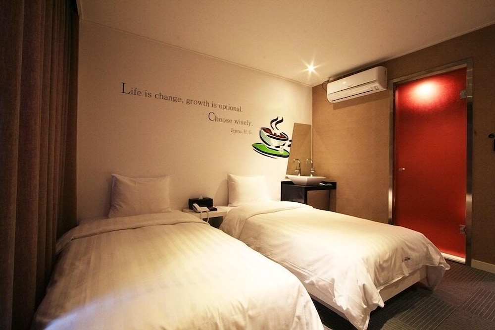 Hotel At Noon 25/47