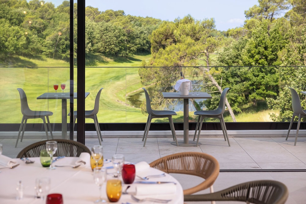 Mercure Brignoles Golf de Barbaroux and Spa 53/73