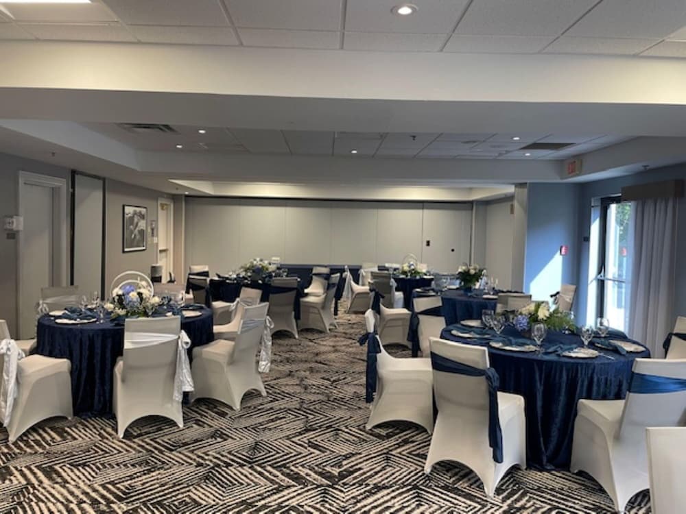 Hyatt Place Charlotte Airport/Lake Pointe 36/48