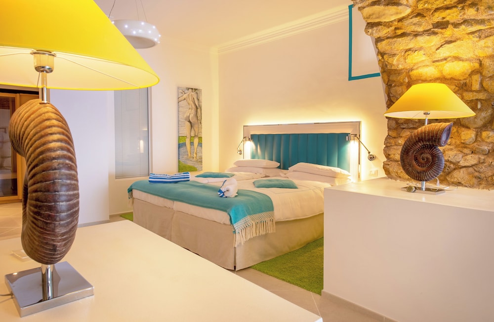 Cave, Suite, King Bed, Sofa, Annex