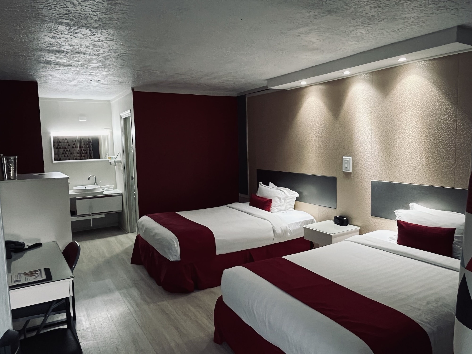 ROOM, 2 DOUBLE BEDS