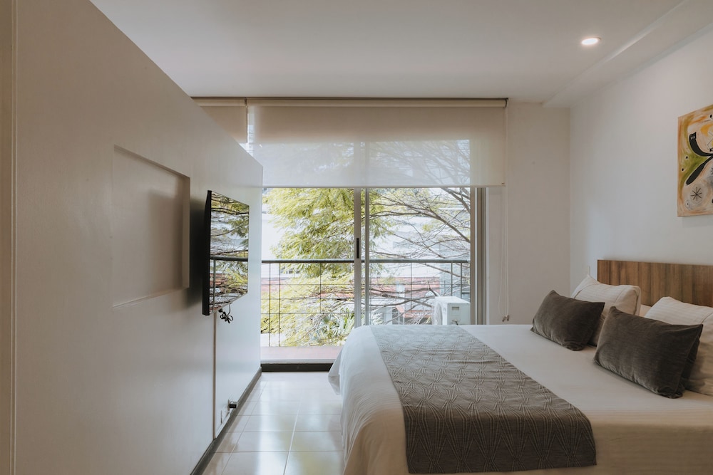 Travelers Apartamentos and Suites Orange Medellin 19/50