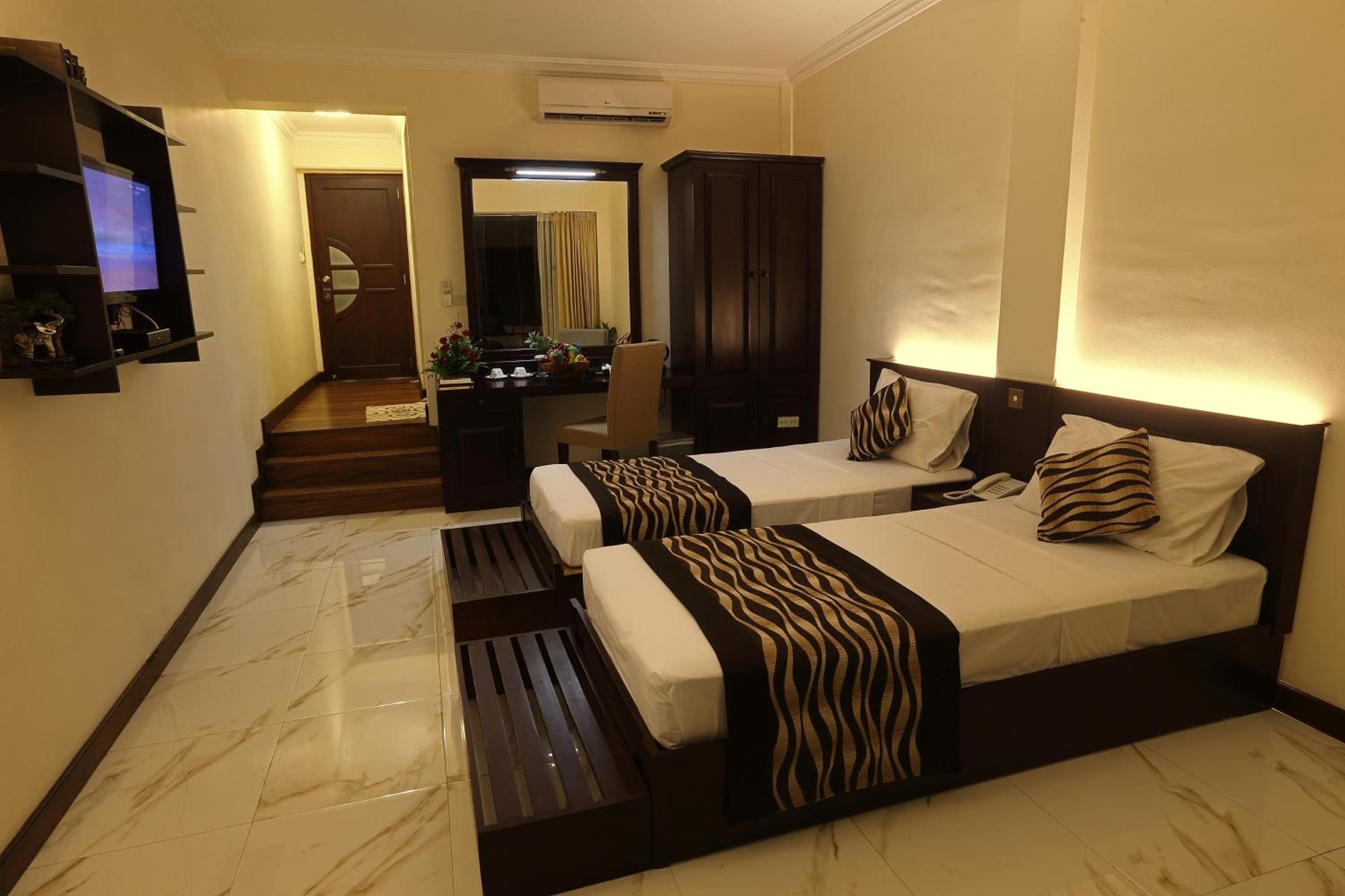 DELUXE, BATHTUB