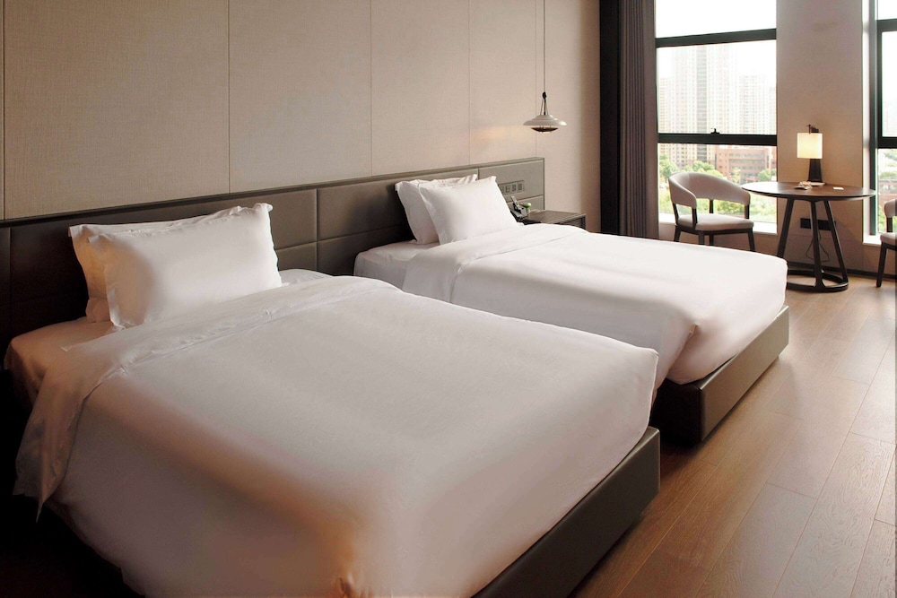 BUSINESS, 2 DOUBLE BEDS