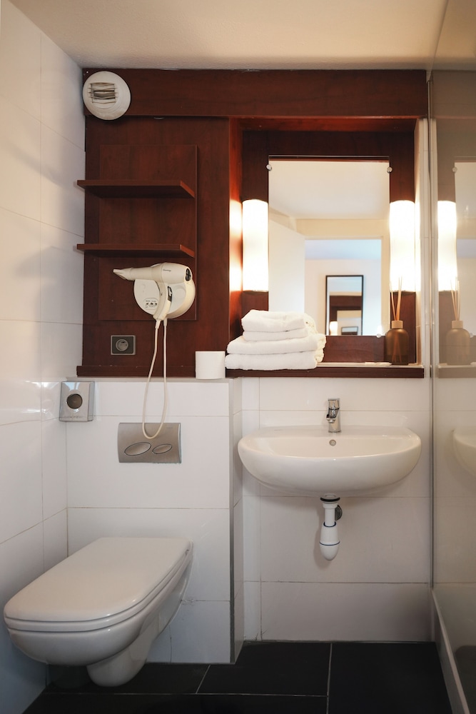 Comfort, Twin Beds, Hotel Acadie Orly Morangis 8/9