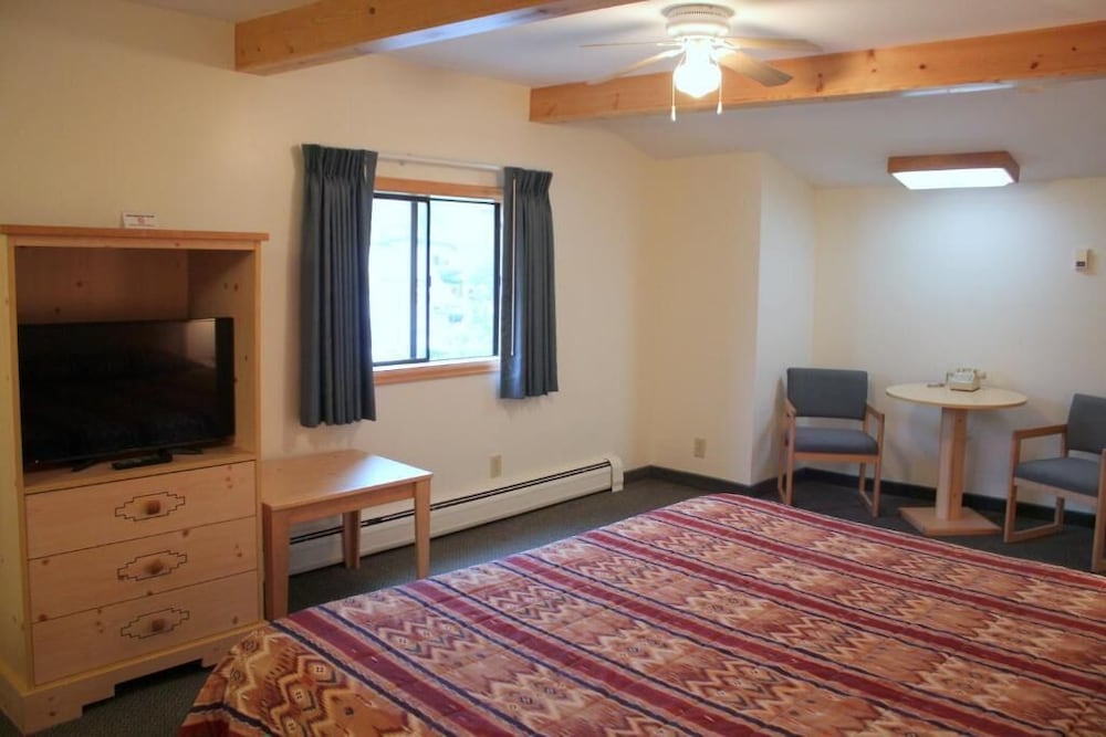 Spirit Lake Lodge and Snowmobile Rentals 21/63