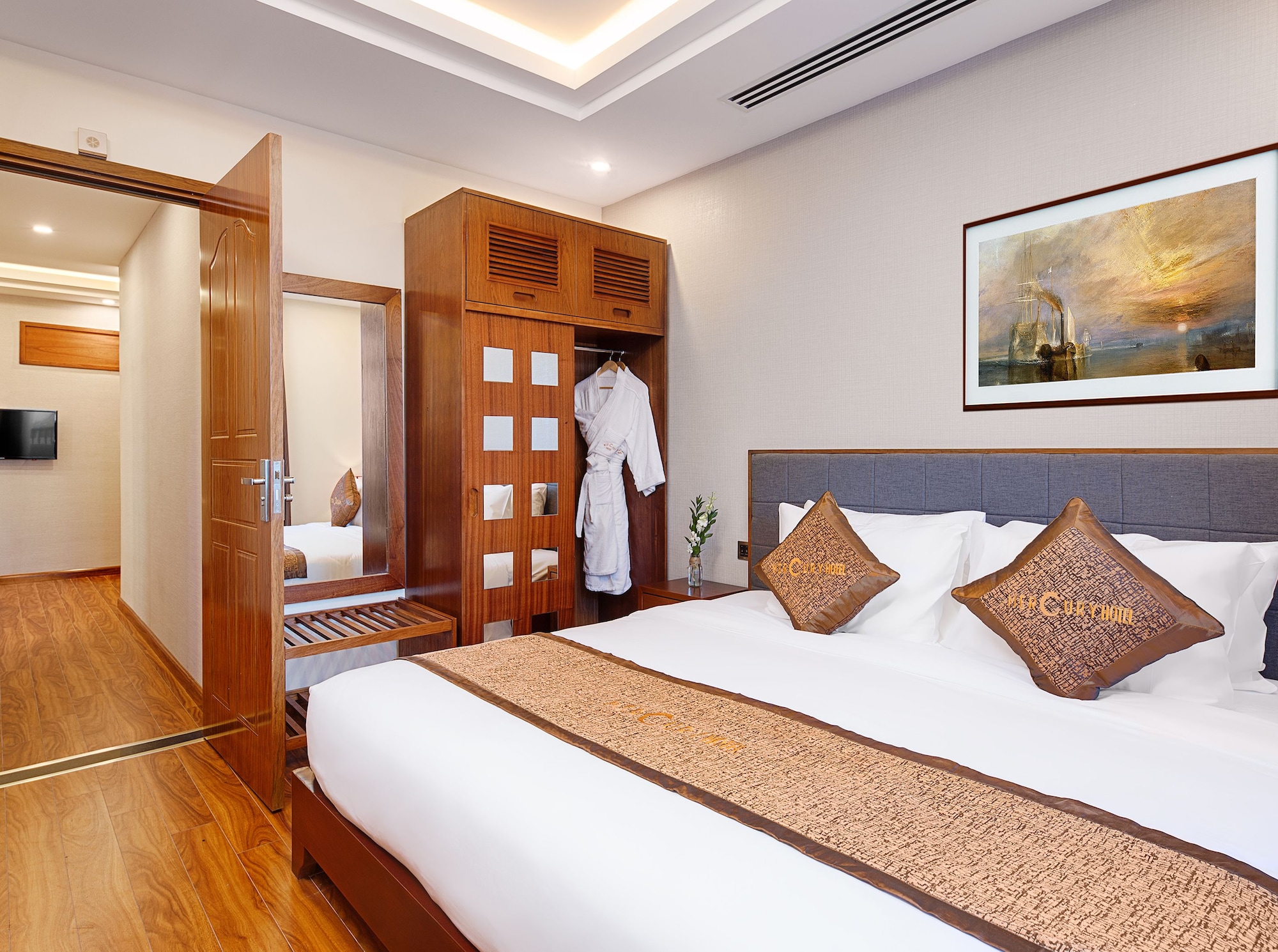 SUITE, KING BED