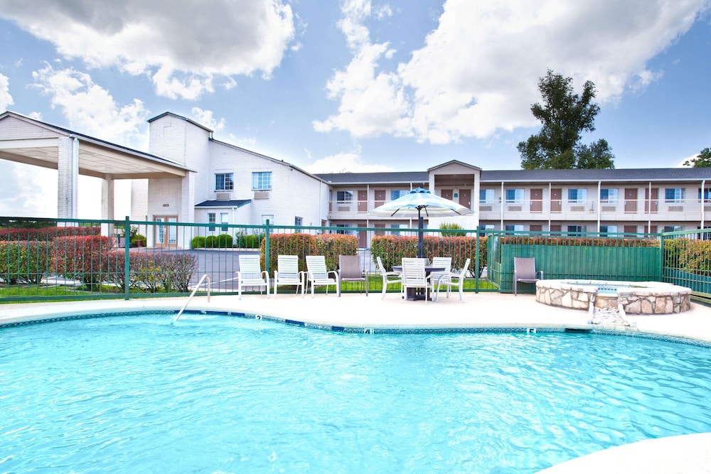 Days Inn by Wyndham Kerrville 3/22