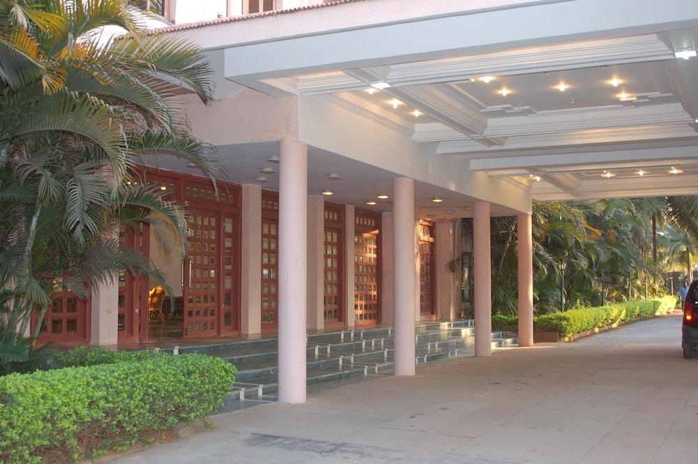 Royal Orchid Resort & Convention Centre Bangalore photo4