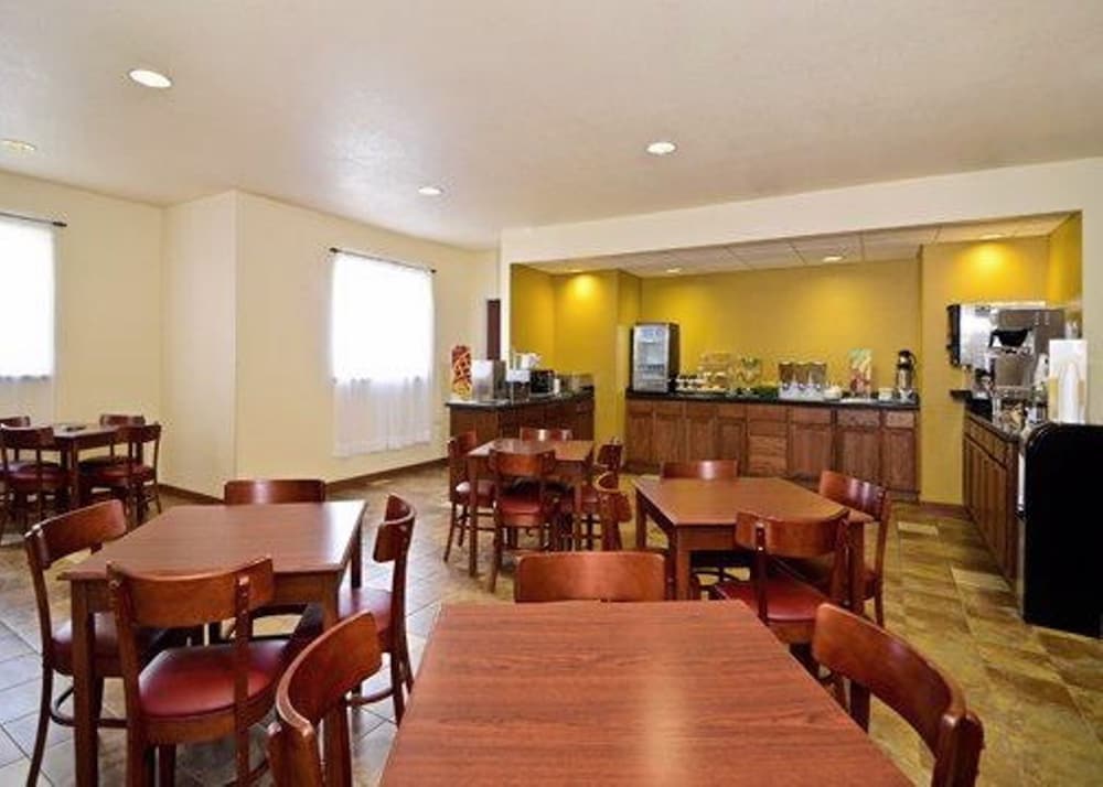 Holiday Inn Express Wichita North - Park City 34/38