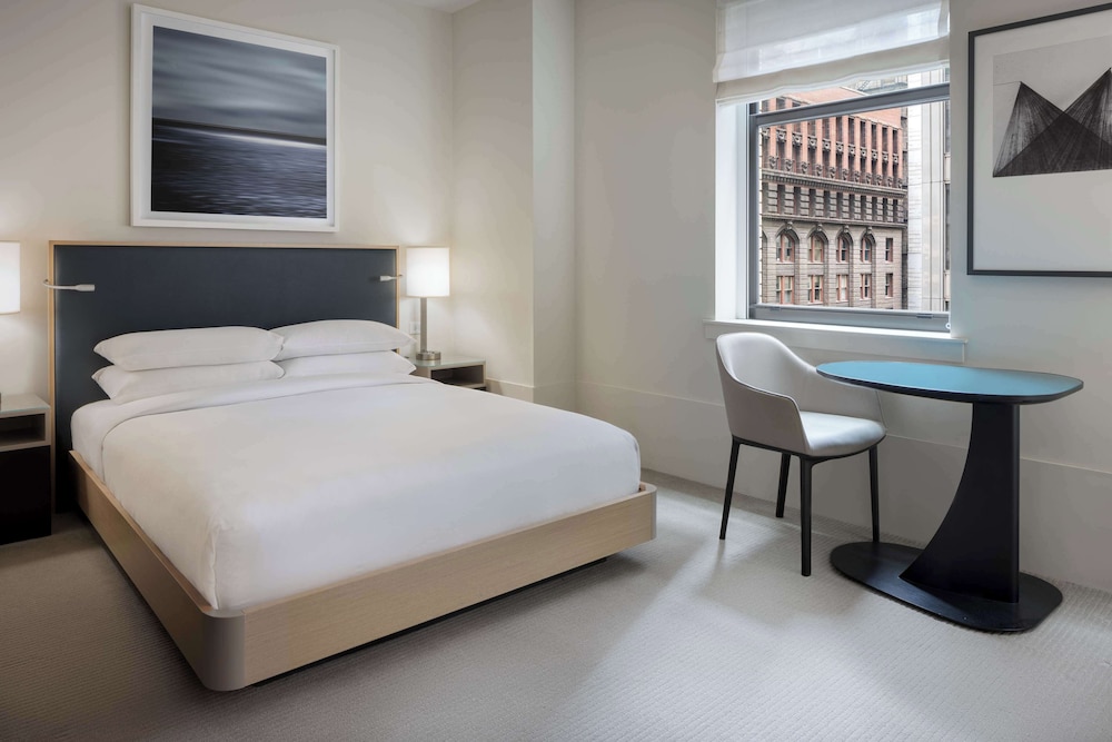 ROOM, QUEEN BED