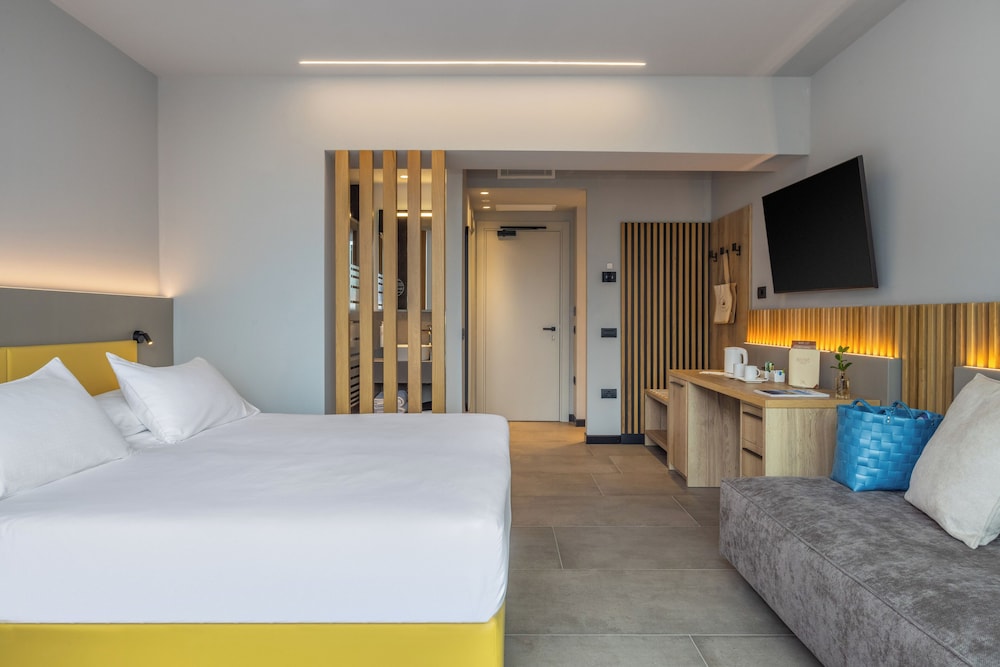 DELUXE, DOUBLE OR TWIN BED, BALCONY