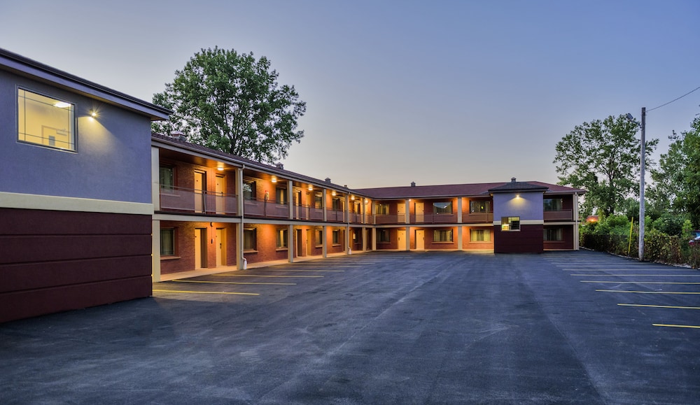 AArya Hotel By Niagara Fashion Outlets 38/44