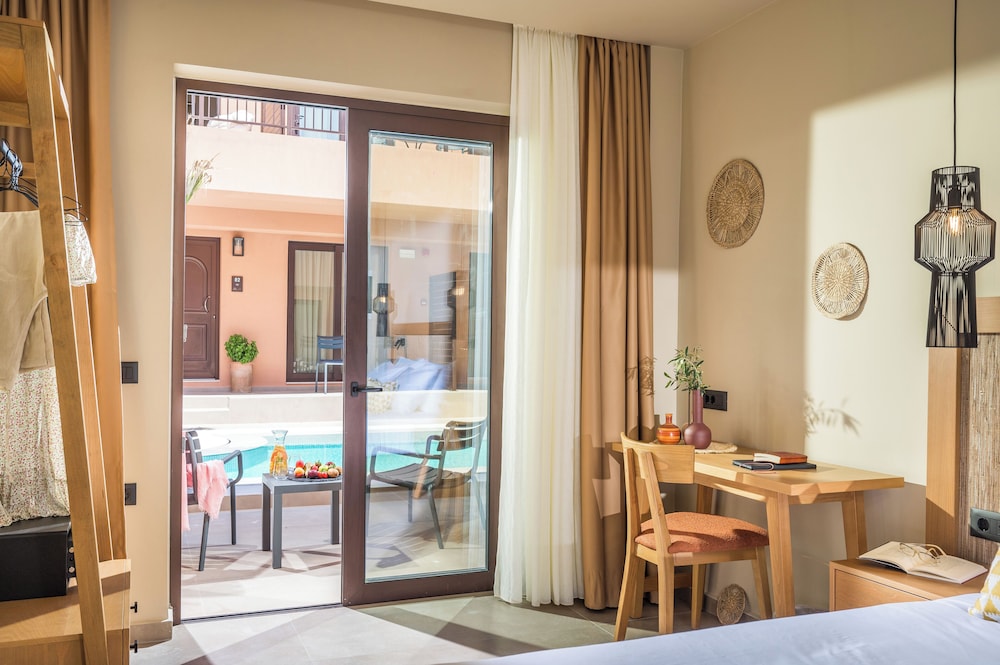 Pyria Hotel 10/80