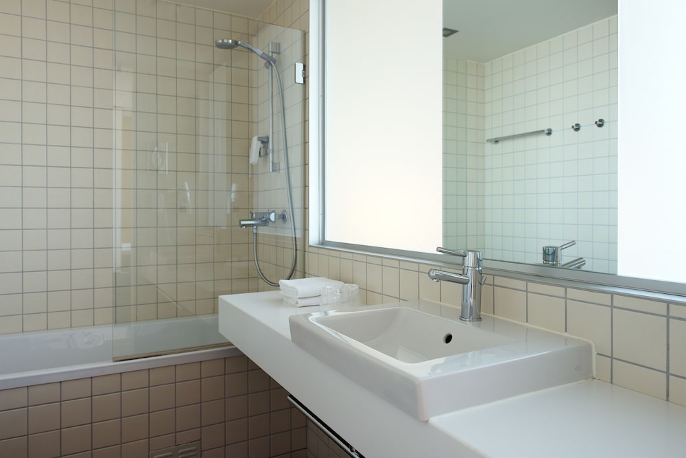 Quality Hotel 33 12/55