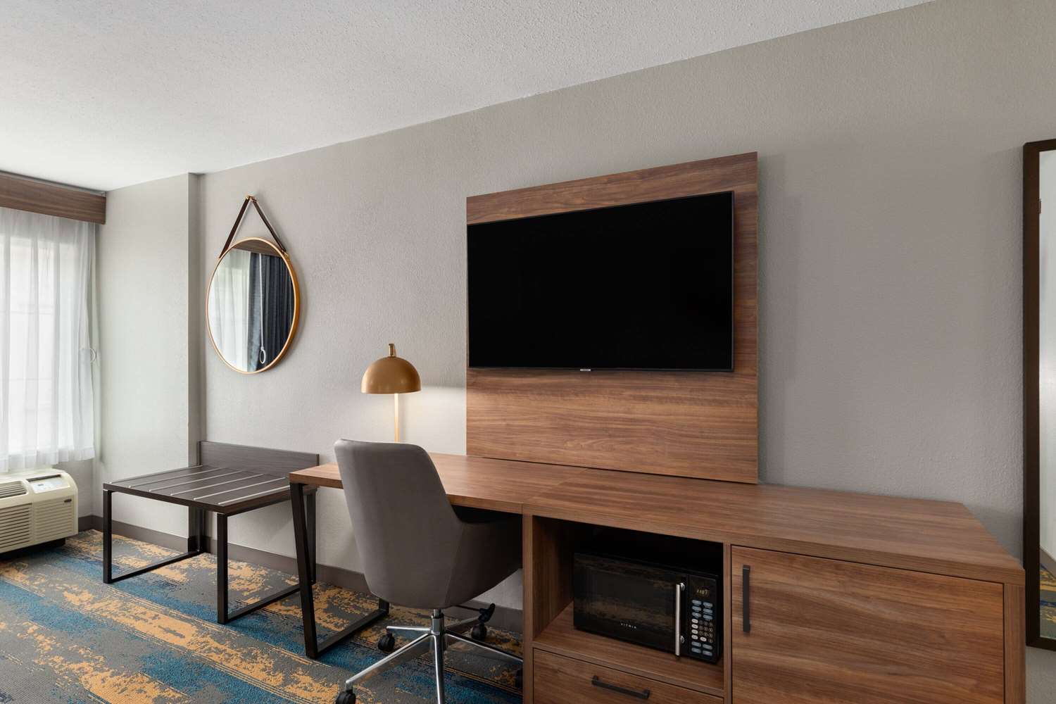 La Quinta Inn & Suites by Wyndham Knoxville Papermill 36/45