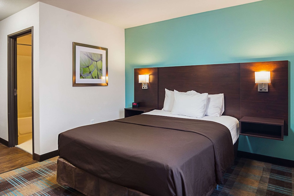 Efficiency, Queen Bed