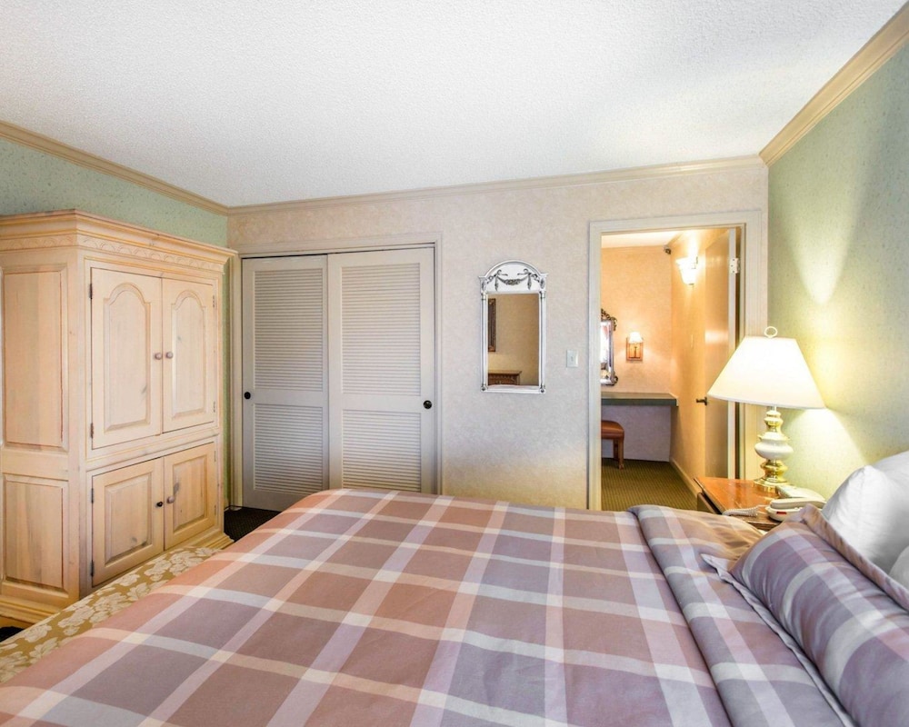 The Boulder Broker (ex. Rodeway Inn and Suites The Broker) 16/42