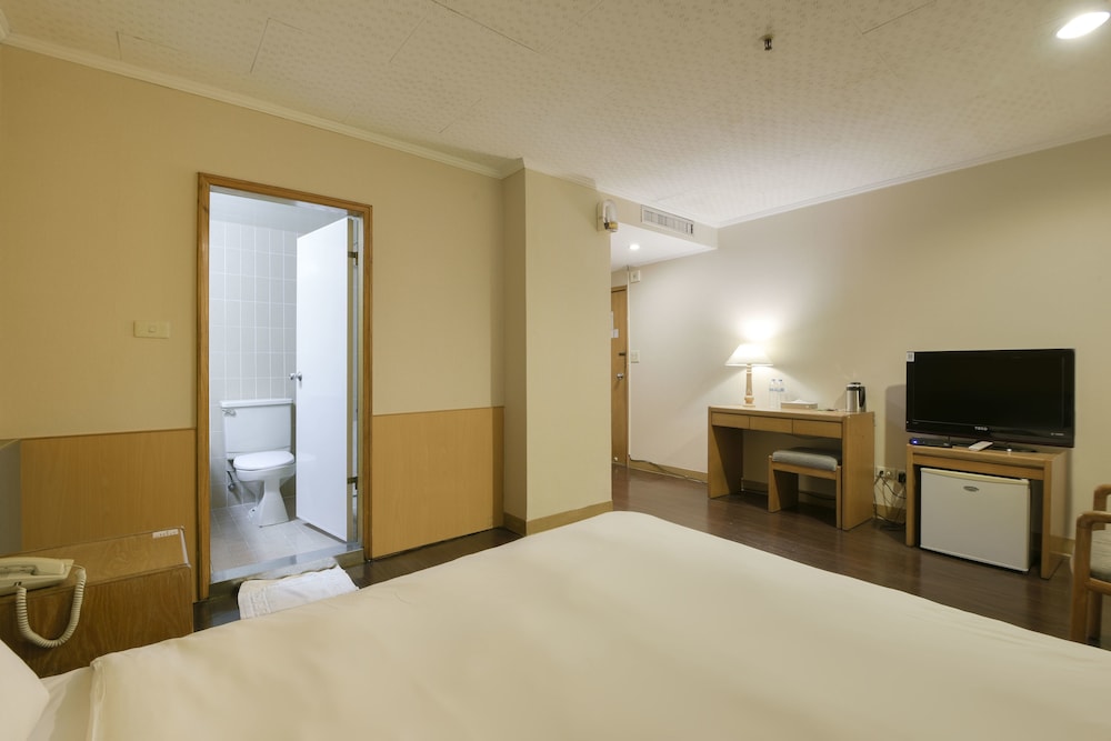1 BEDROOM, ECONOMY, DOUBLE BED, NO WINDOW
