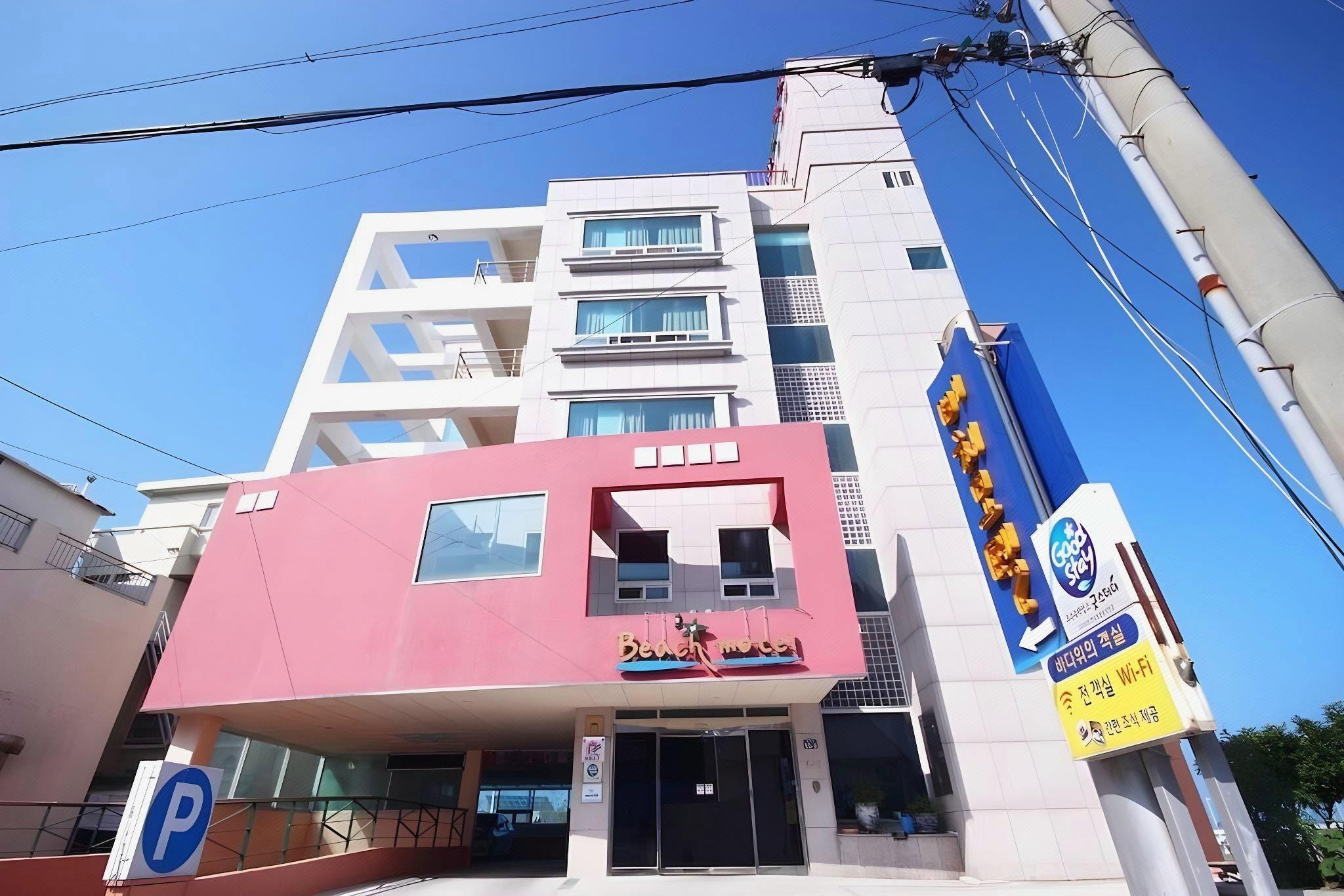 Beach Motel 3/33