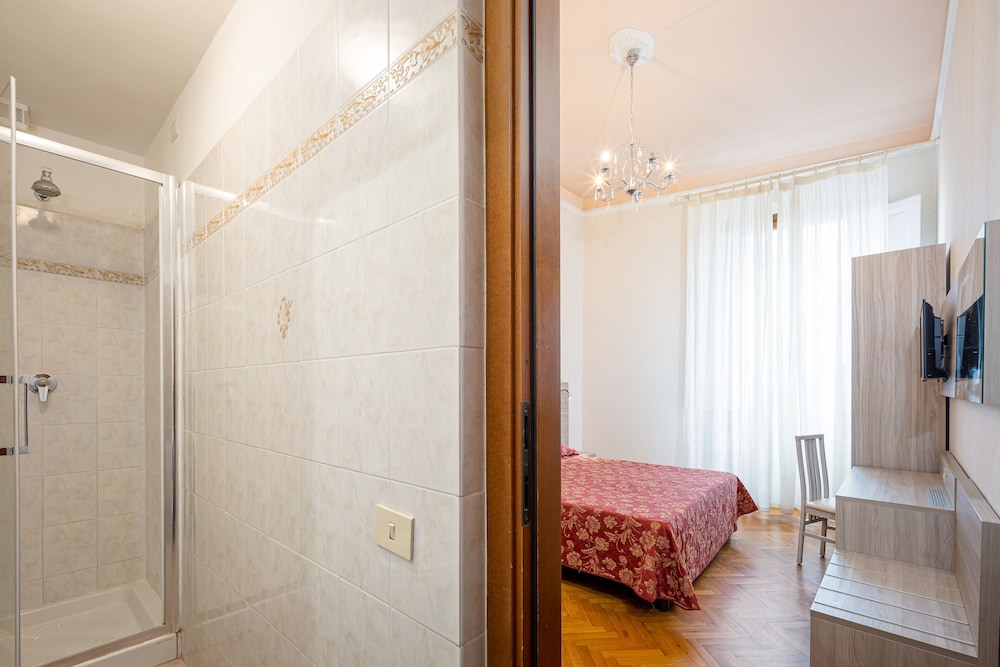 LILIUM HOTEL 10/65