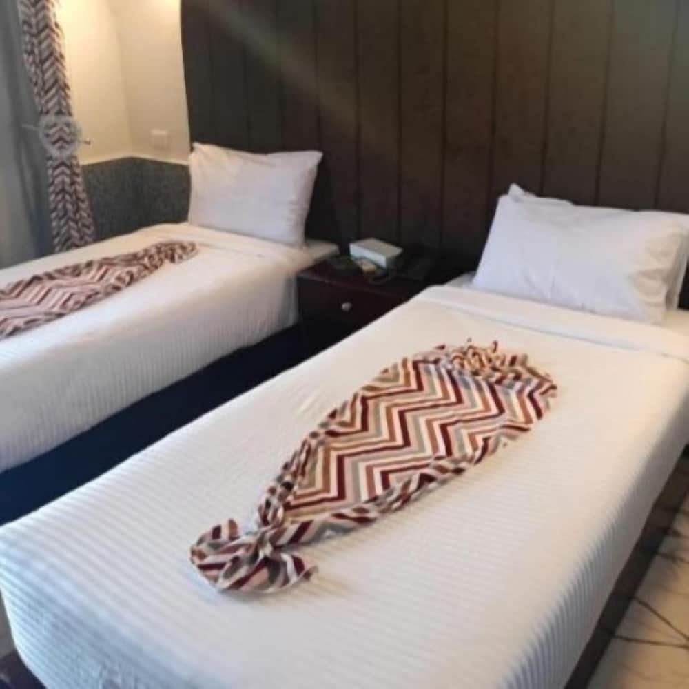Dolphin Continental Hotel 23/59