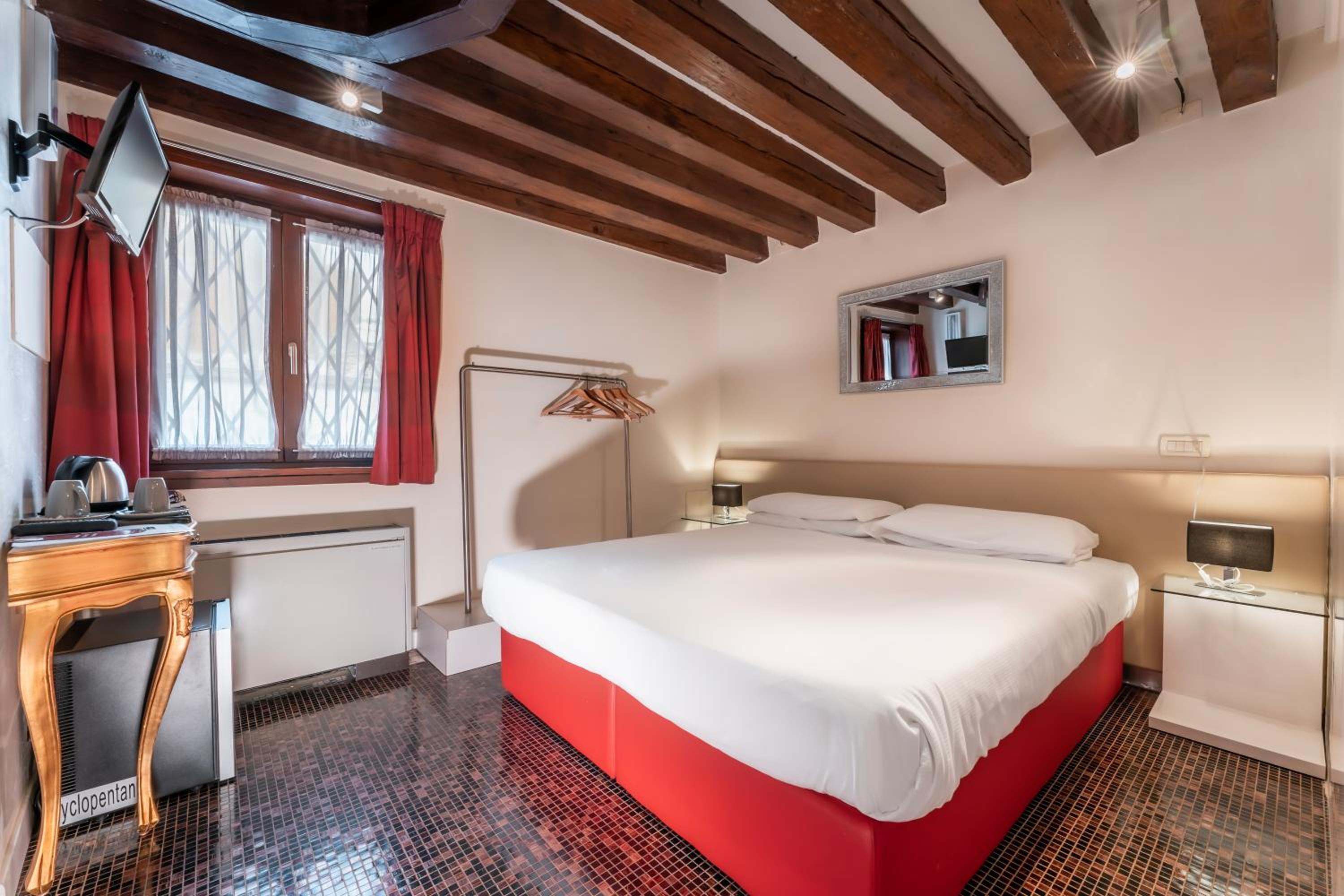 Room, Double Bed