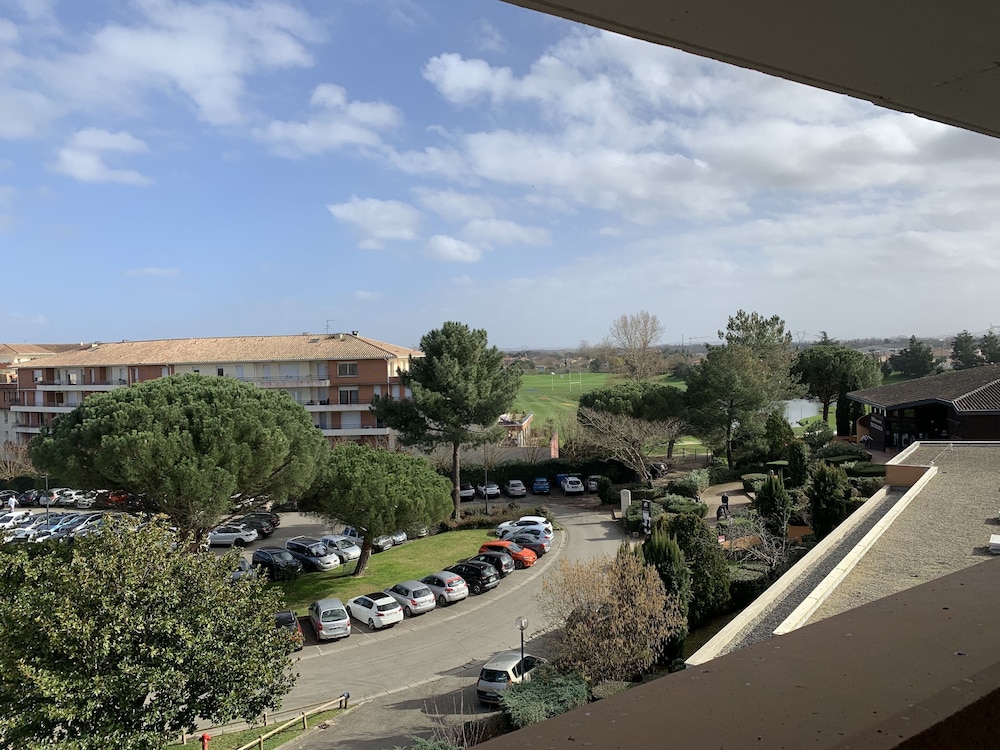 Mercure Toulouse Aeroport Golf De Seilh 66/72