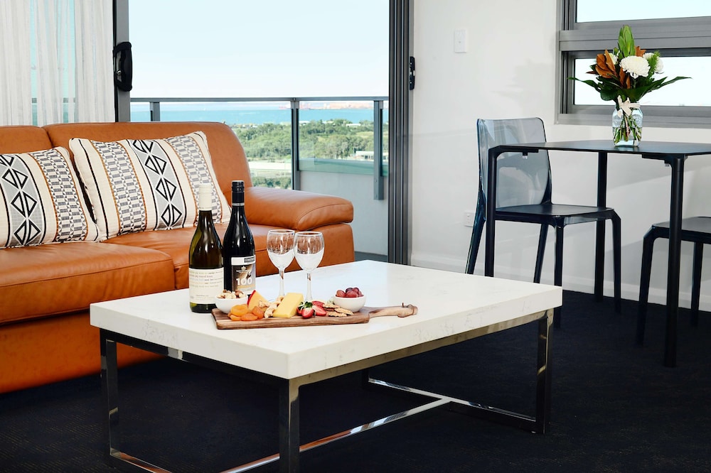Oaks Gladstone Grand Hotel 55/72