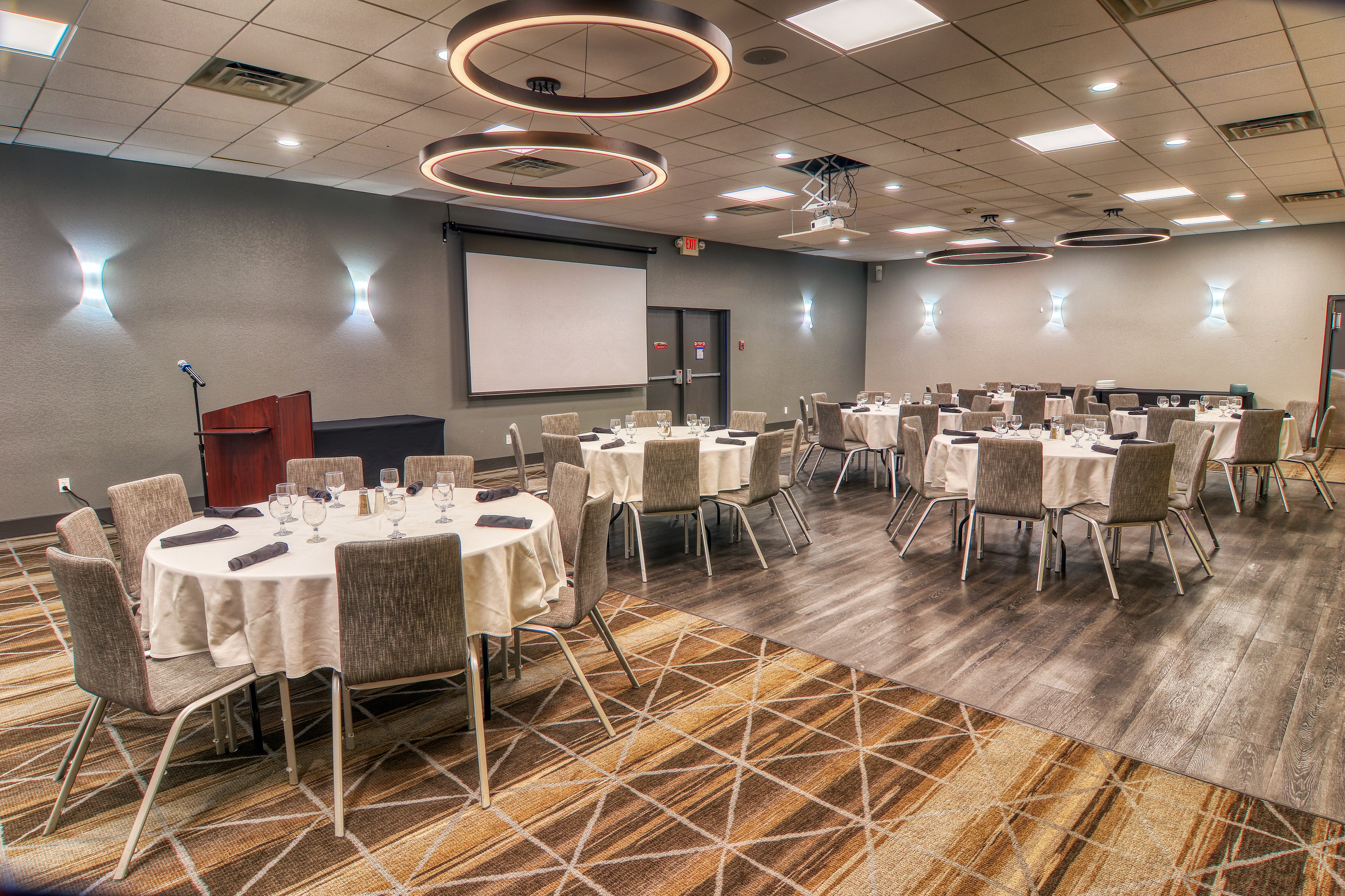 Holiday Inn Detroit Lakes 52/67