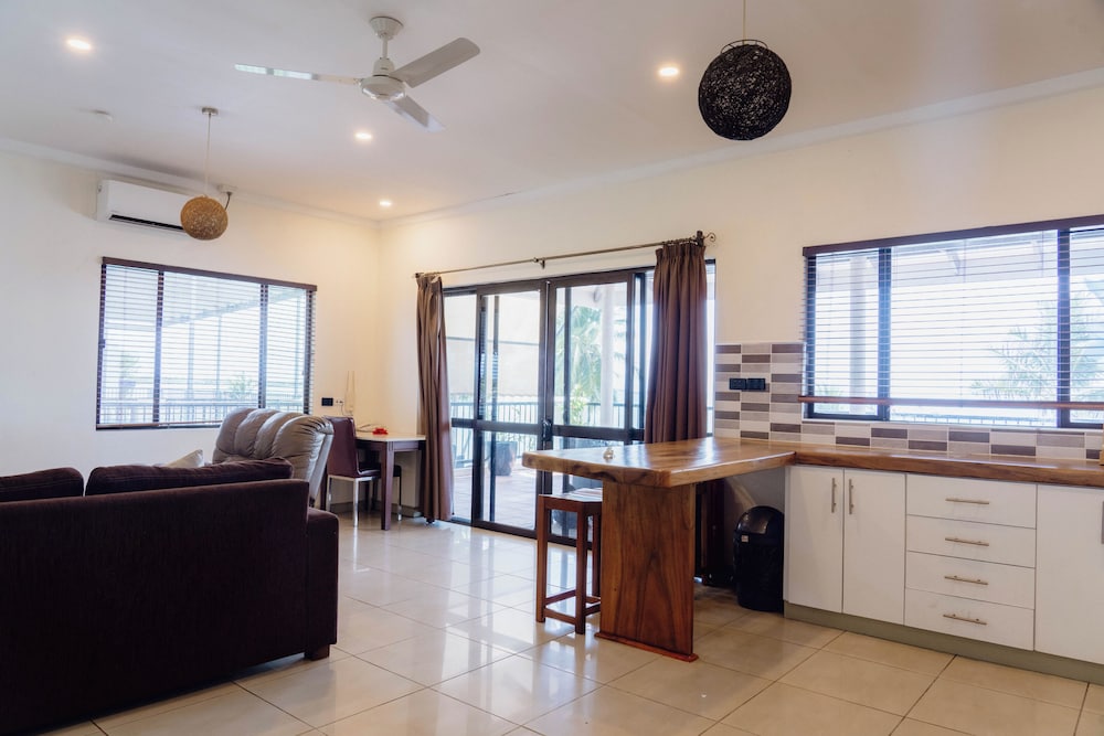 Smugglers Cove Beach Resort and Hotel 27/50