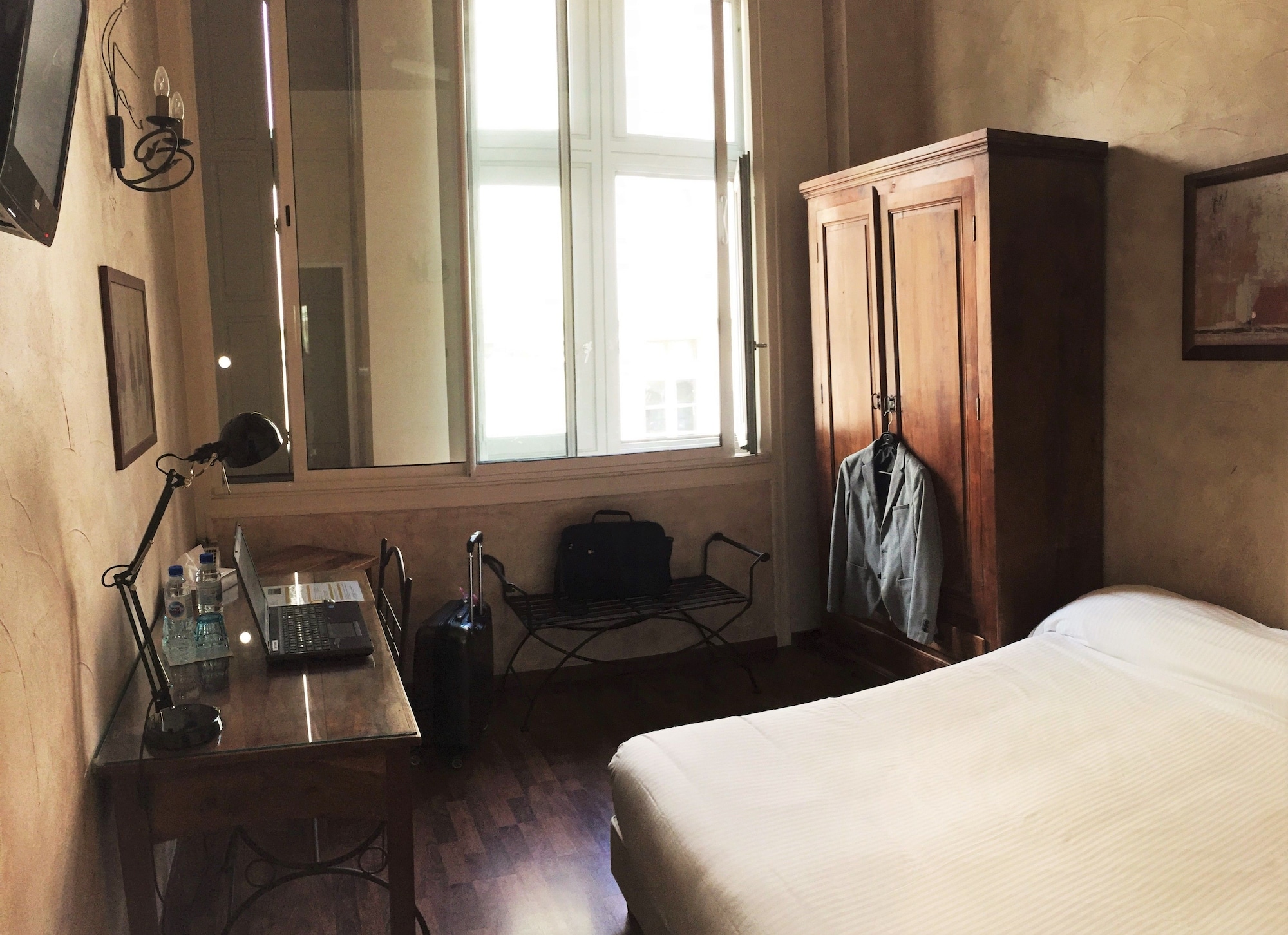 Suite, King Bed, 2 Sofa, Hotel Saint Paul Lyon 2/4