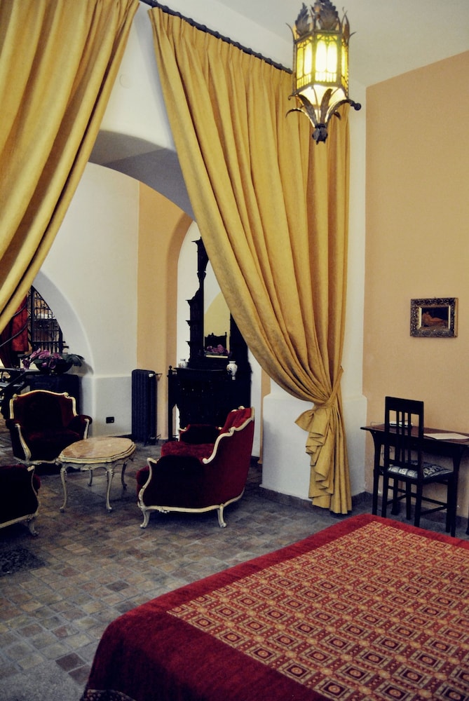 FAMILY, STUDIO, SUITE