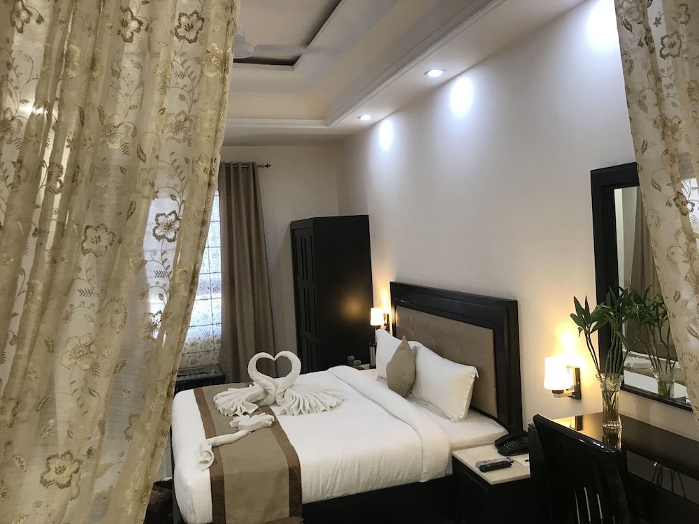 Hotel Bahia Heights 12/28