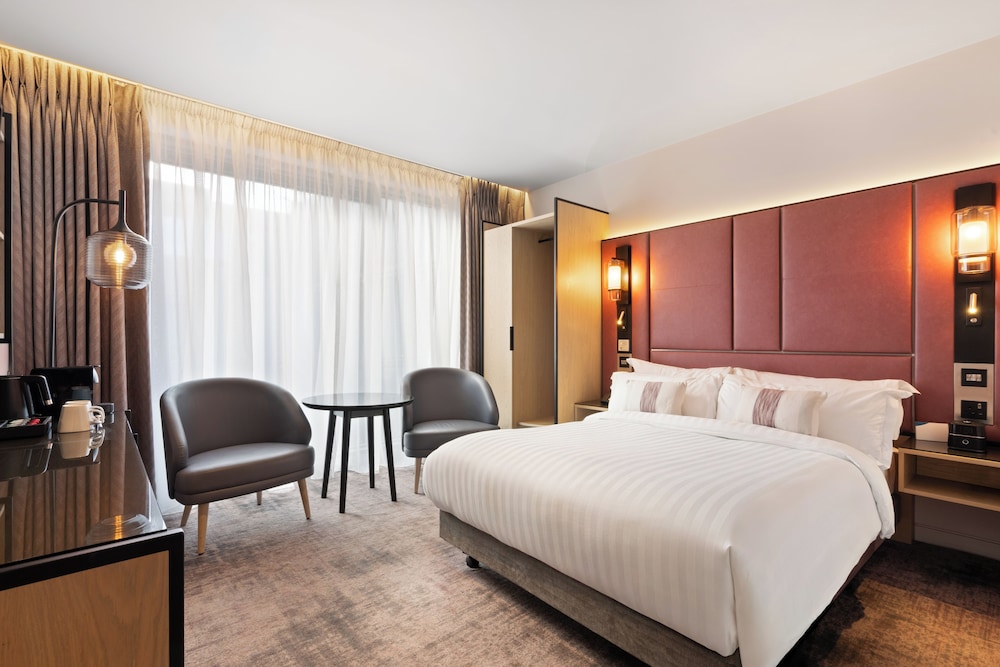 SUPERIOR, QUEEN BED