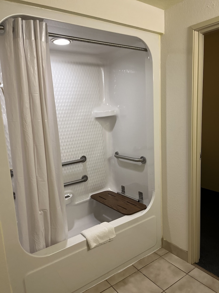Howard Johnson by Wyndham Clarksville Tennessee 24/45
