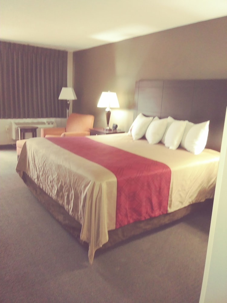 Econo Lodge Lynchburg, VA 12/50