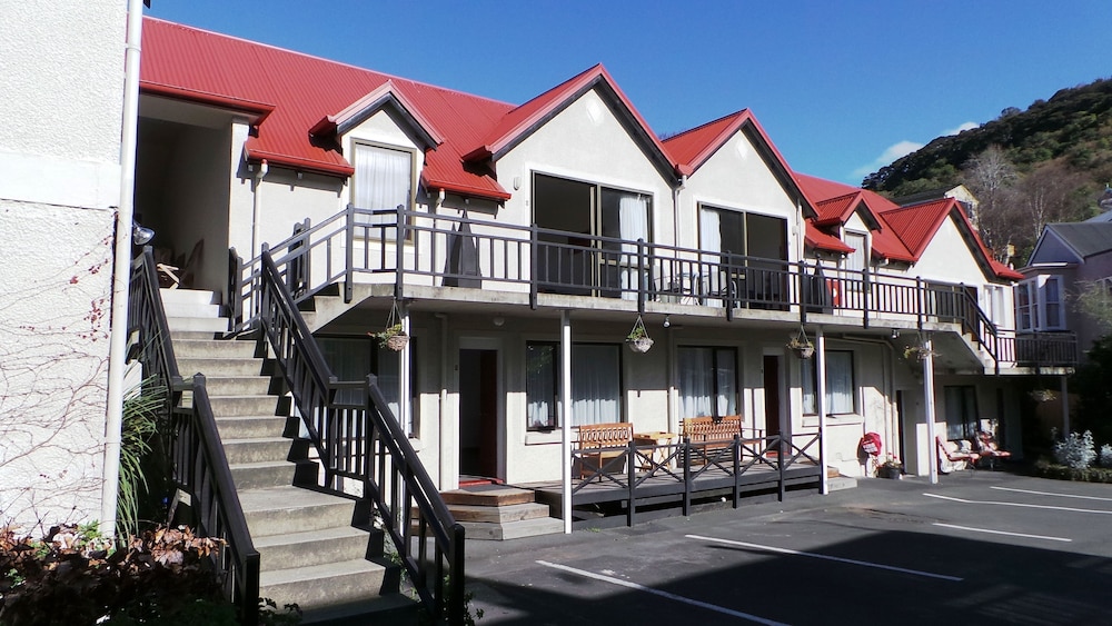 Owens Motel 57/63
