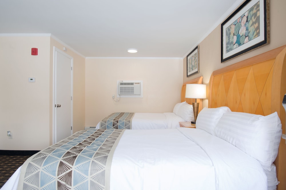 Rodeway Inn Adams, MA 16/34