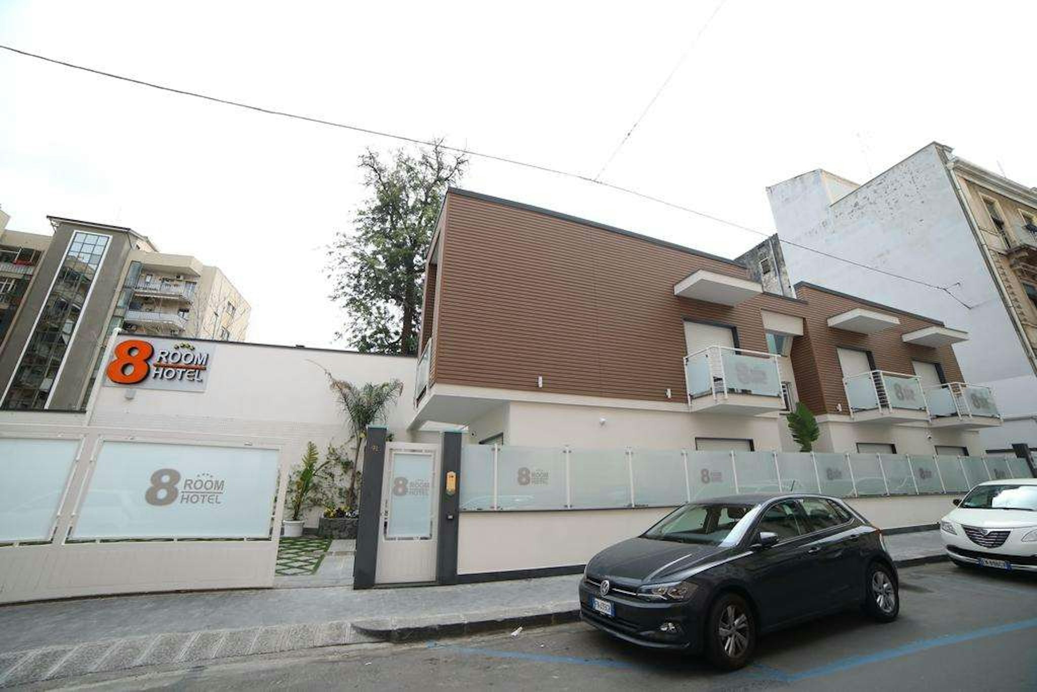 8 Room Hotel 76/80