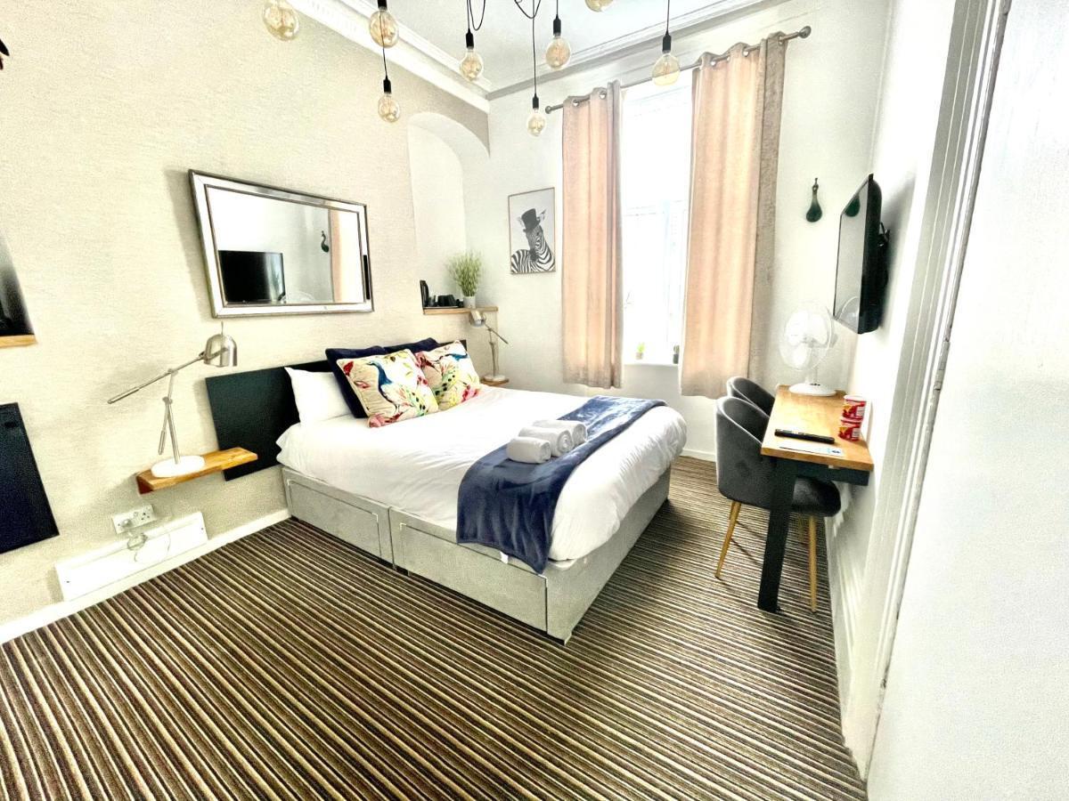 Brighton Black Hotel & Hot Tubs 3/10