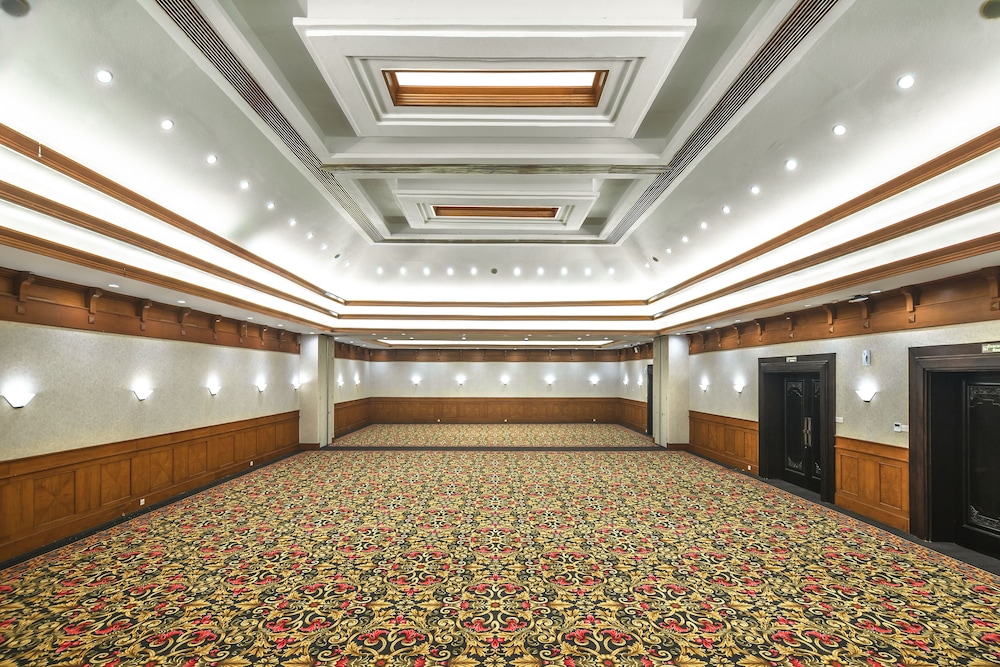Lido Lake Resort by MNC Hotel 10/63