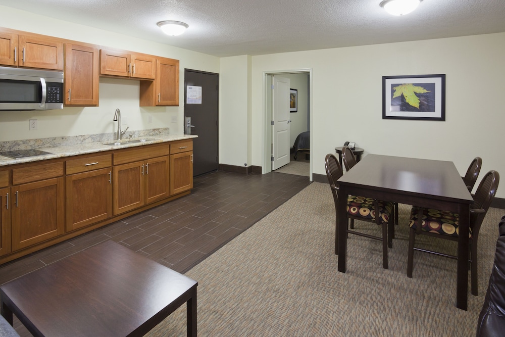 Fargo Inn and Suites 31/34