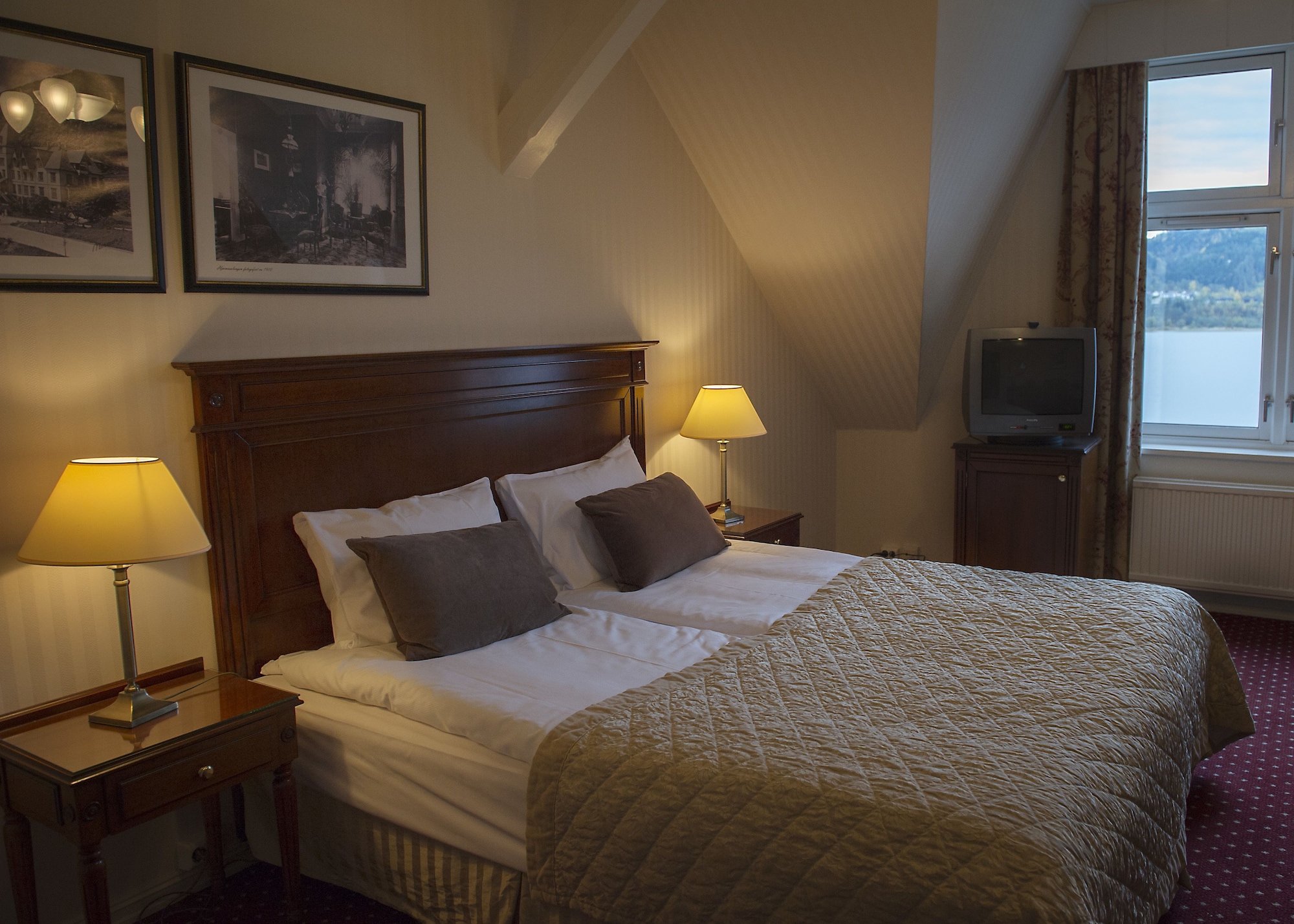 Room, Double or Twin Bed, Lake View, Historic Wing
