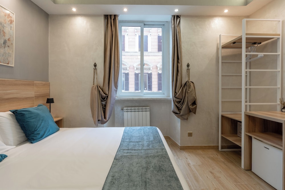 ROOM, QUEEN BED
