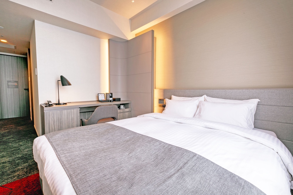 Moderate, Queen Bed