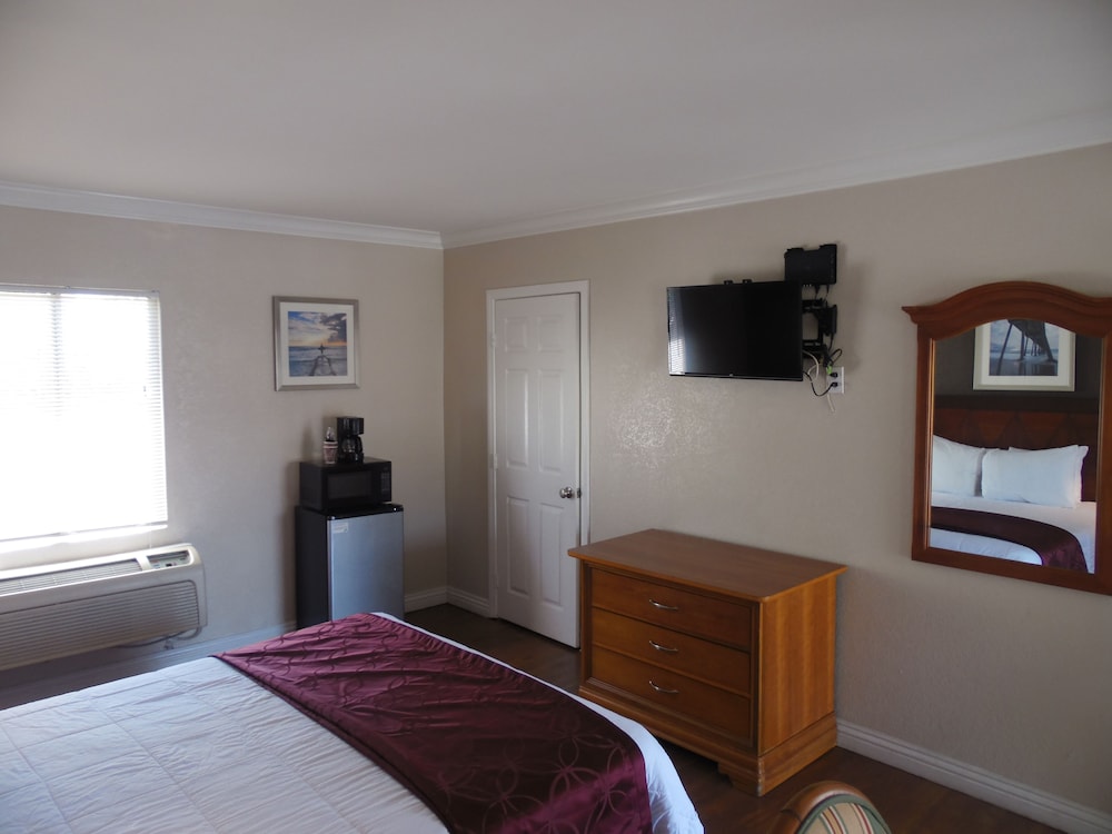 Hi-Way Host Motel 14/56