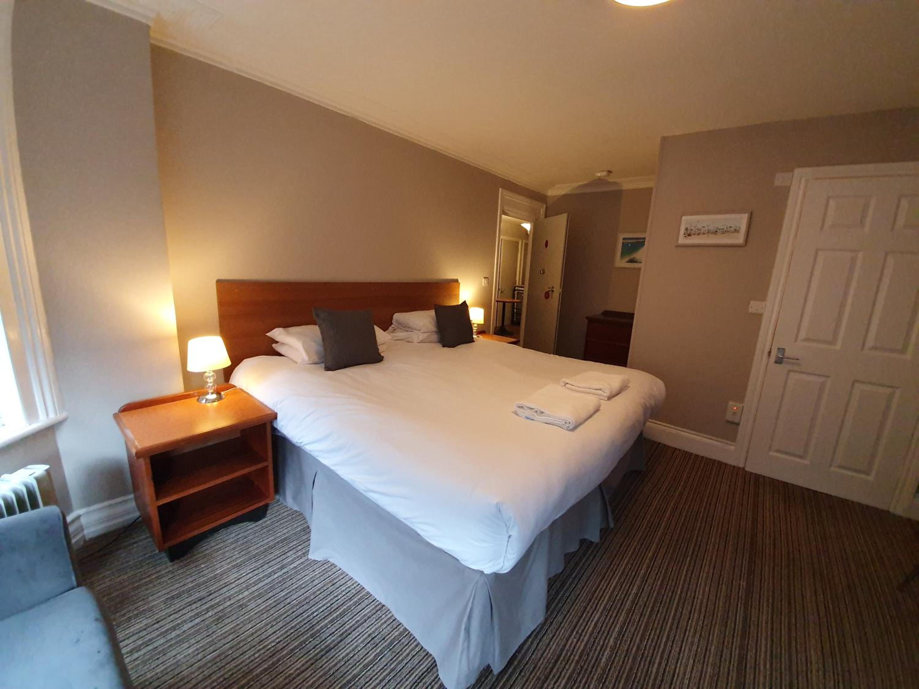 Semi Basement, Double Bed، The York Hotel 8/10