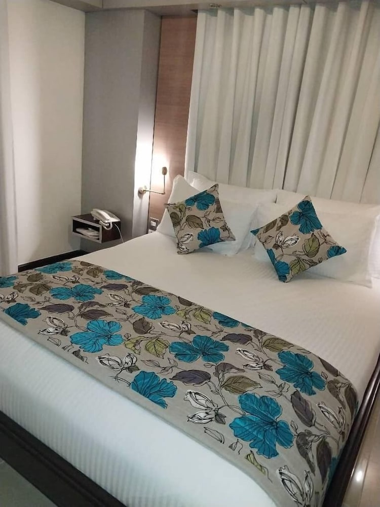 Senior, Suite, King Bed